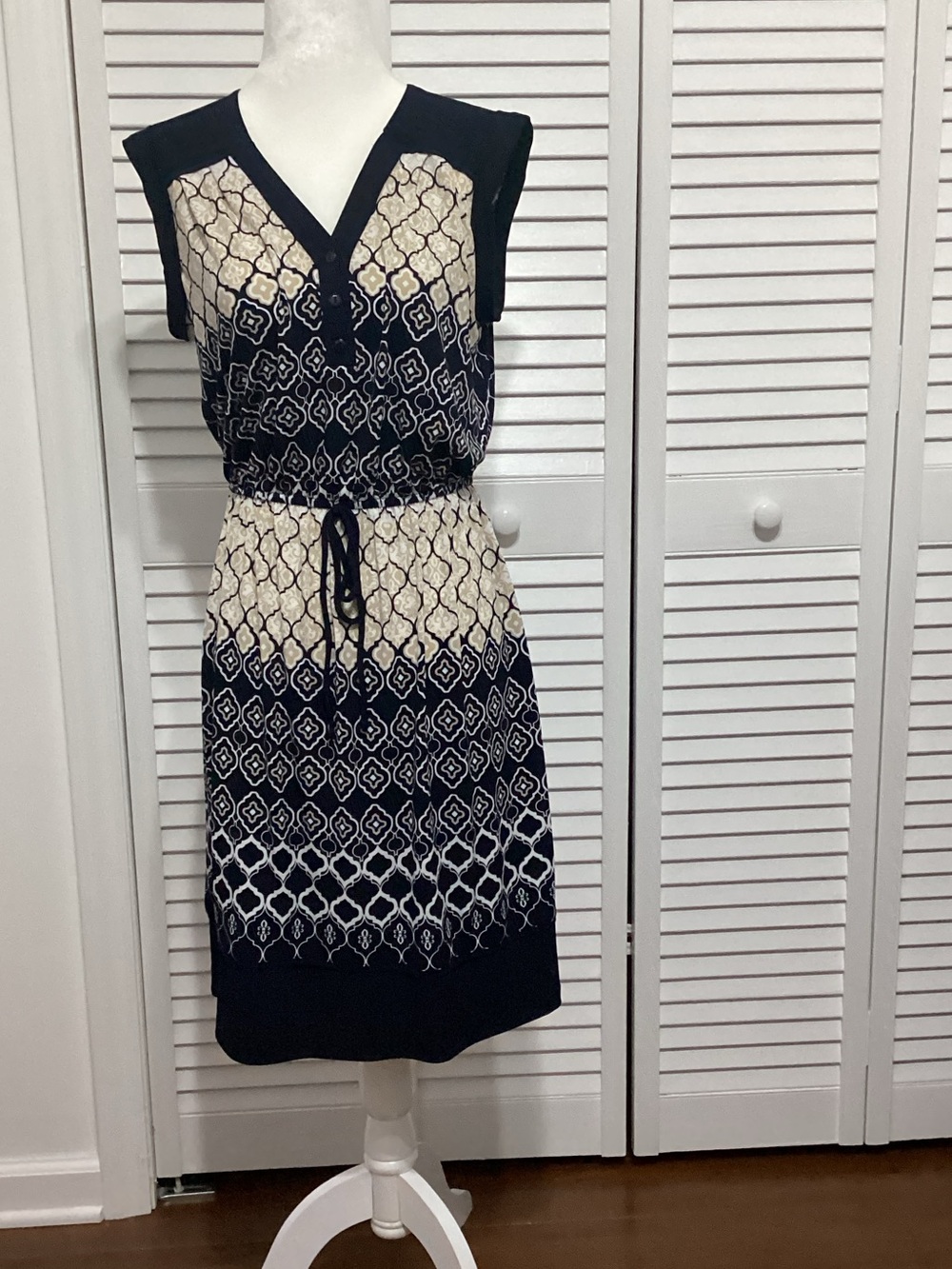 Enfocus Studio Navy and Cream Sleeveless V-Neck Drawstring Midi Dress